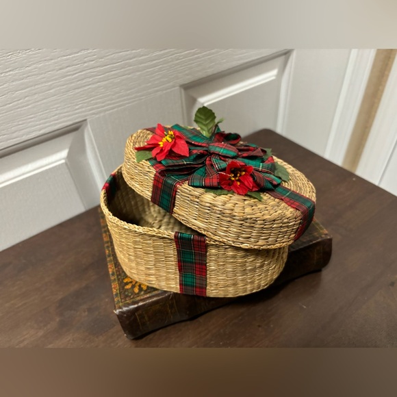 Vintage Woven Christmas Gift Box Basket With Lid Oval Red 6x5” Ribbon - Picture 7 of 10